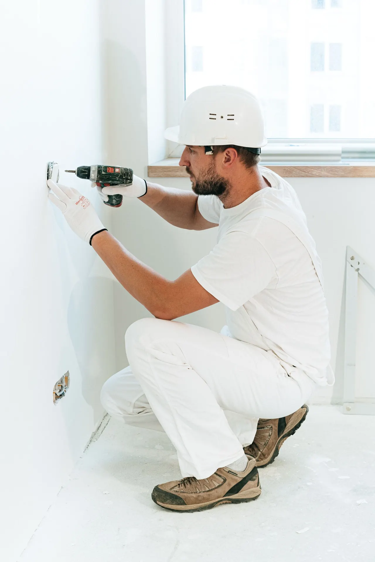 Fitting & mounting — at work (illustrative photo)